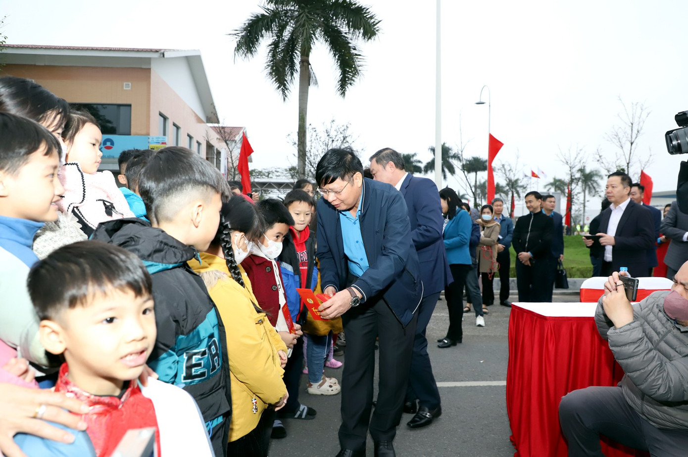 Dịp Tết Giáp Thìn 2024, LĐLĐ các quận, huyện, thị xã, công đoàn ngành cũng triển khai, tổ chức chương trình hỗ trợ phương tiện, vé tàu xe đưa công nhân, lao động có hoàn cảnh khó khăn về quê đón Tết. Theo thống kê, có hàng nghìn chuyến xe được các doanh nghiệp phối hợp với công đoàn cơ sở đưa công nhân về quê đón Tết và đón công nhân quay trở lại làm việc sau Tết. Trong ảnh, lãnh đạo Tổng LĐLĐ Việt Nam tặng quà, lì xì chúc Tết con em công nhân, người lao động. Ảnh: PV. Dịp Tết Giáp Thìn 2024, LĐLĐ các quận, huyện, thị xã, công đoàn ngành cũng triển khai, tổ chức chương trình hỗ trợ phương tiện, vé tàu xe đưa công nhân, lao động có hoàn cảnh khó khăn về quê đón Tết. Theo thống kê, có hàng nghìn chuyến xe được các doanh nghiệp phối hợp với công đoàn cơ sở đưa công nhân về quê đón Tết và đón công nhân quay trở lại làm việc sau Tết. Trong ảnh, lãnh đạo Tổng LĐLĐ Việt Nam tặng quà, lì xì chúc Tết con em công nhân, người lao động. Ảnh: PV.