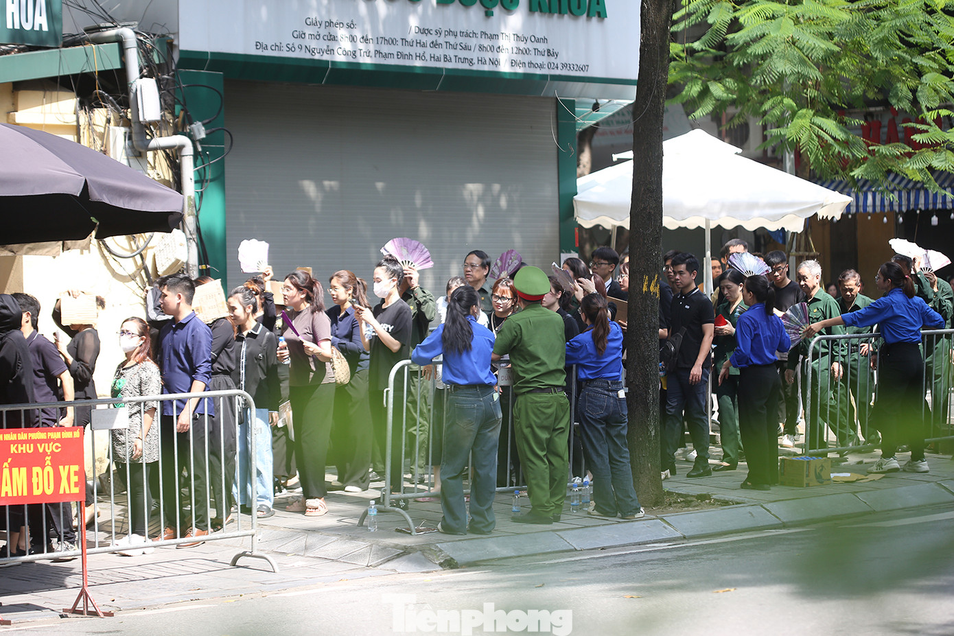 Ông Vũ Trọng Kim cùng các cựu Thanh niên xung phong xếp hàng chờ vào viếng Tổng Bí thư Nguyễn Phú Trọng. Ảnh: Trường Phong. Ông Vũ Trọng Kim cùng các cựu Thanh niên xung phong xếp hàng chờ vào viếng Tổng Bí thư Nguyễn Phú Trọng. Ảnh: Trường Phong.