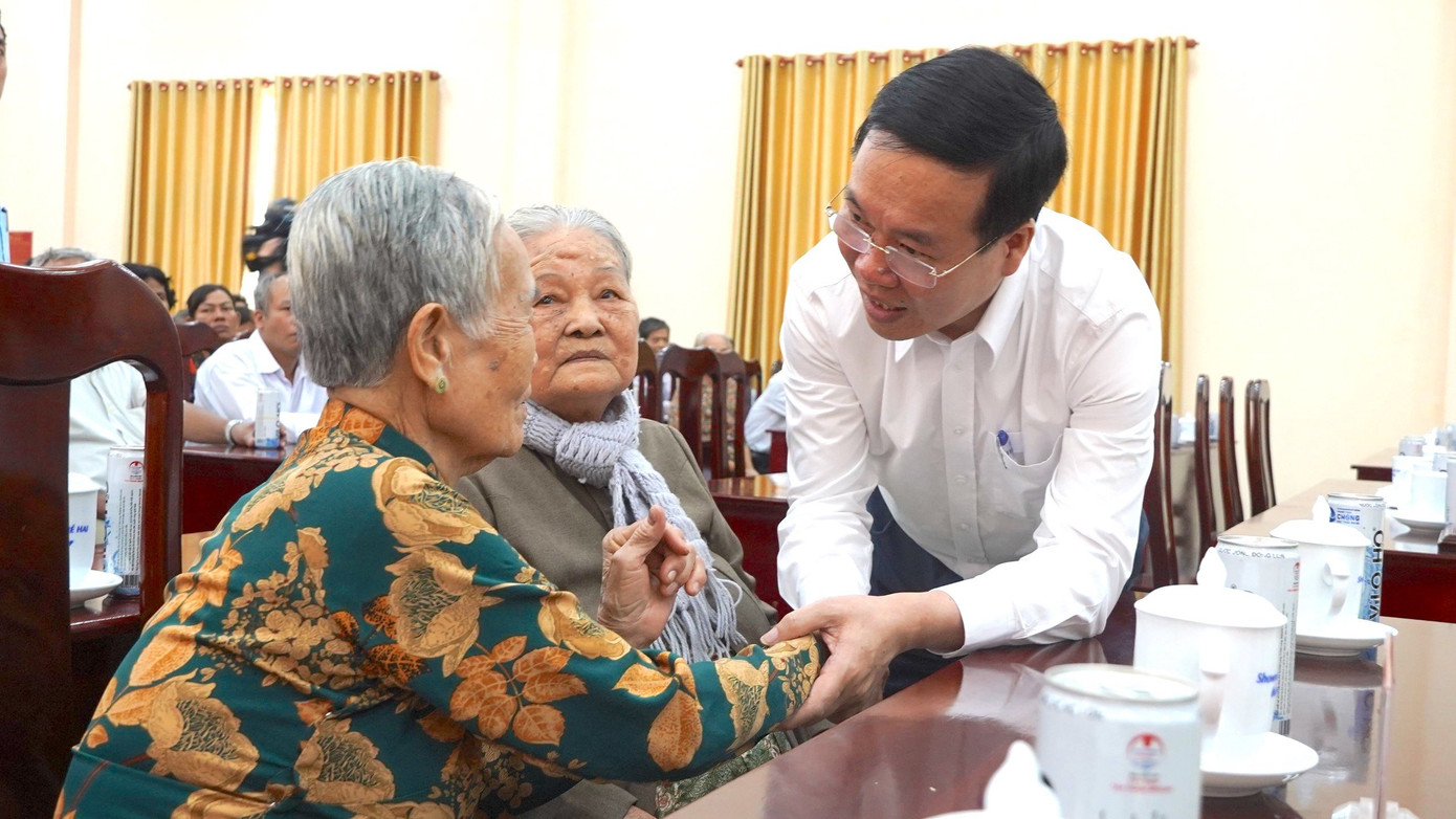 Chủ tịch nước Võ Văn Thưởng thăm hỏi, động viên hộ gia đình chính sách trên địa bàn tỉnh Vĩnh Long. Ảnh: PV.