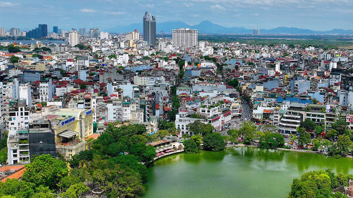 Quanh hồ Gươm, khu phố cổ Hà Nội có nhiều giá trị về lịch sử, quy hoạch, kiến trúc.