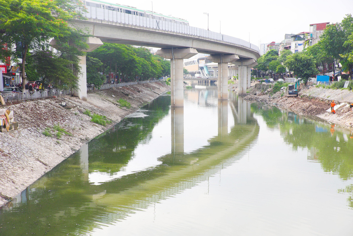 Đại diện Công ty Thoát nước Hà Nội cho biết thêm, nếu sau này thành phố xem xét phương án bổ cập nước hồ Tây vào sông Tô lịch để có dòng chảy thường xuyên thì rất mừng. Ảnh: Nguyễn Trọng Tài.