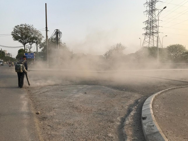 Hình ảnh công nhân thổi bụi làm sạch mặt bằng thi công tuyến đường nối từ đường Tam Trinh qua Khu đô thị Ao Sào (quận Hoàng Mai), thời điểm tháng 4/2022. Ảnh: Trường Phong. Hình ảnh công nhân thổi bụi làm sạch mặt bằng thi công tuyến đường nối từ đường Tam Trinh qua Khu đô thị Ao Sào (quận Hoàng Mai), thời điểm tháng 4/2022. Ảnh: Trường Phong.