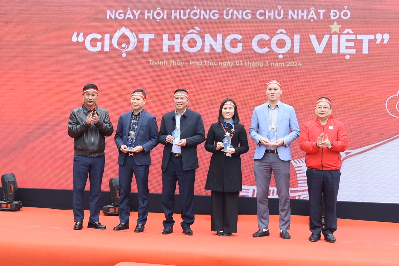 Ban tổ chức tặng Kỷ niệm chương cho các đơn vị tổ chức, đồng hành cùng chương trình Chủ Nhật Đỏ; chụp ảnh lưu niệm cùng các đại biểu, người đẹp tham gia sự kiện. Ảnh: Trọng Tài - Như Ý. Ban tổ chức tặng Kỷ niệm chương cho các đơn vị tổ chức, đồng hành cùng chương trình Chủ Nhật Đỏ; chụp ảnh lưu niệm cùng các đại biểu, người đẹp tham gia sự kiện. Ảnh: Trọng Tài - Như Ý.
