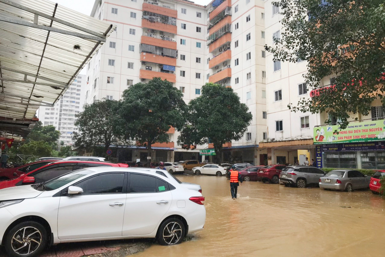 Sáng 11/9, những chiếc xe hơi "trồi lên" khi nước lũ đã rút sâu. Ảnh: Trường Phong.