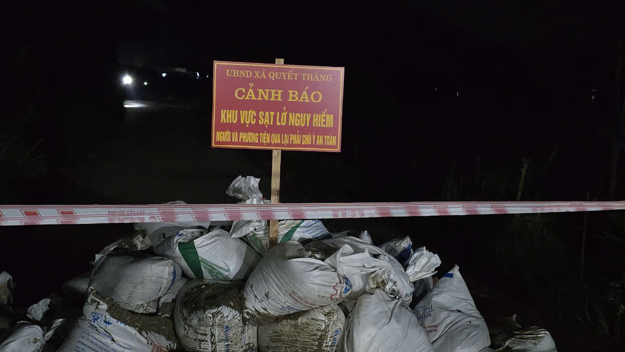 Khu vực đê vỡ được đặt biển cảnh báo và hạn chế tiếp cận. Ảnh: Hoàng Mạnh Thắng.