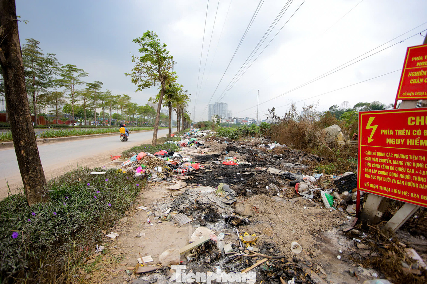 Dù được phản ánh nhiều lần, nhưng đến nay, dường như chưa có tín hiệu nào bãi rác này được xử lý. Ảnh: Trọng Tài.
