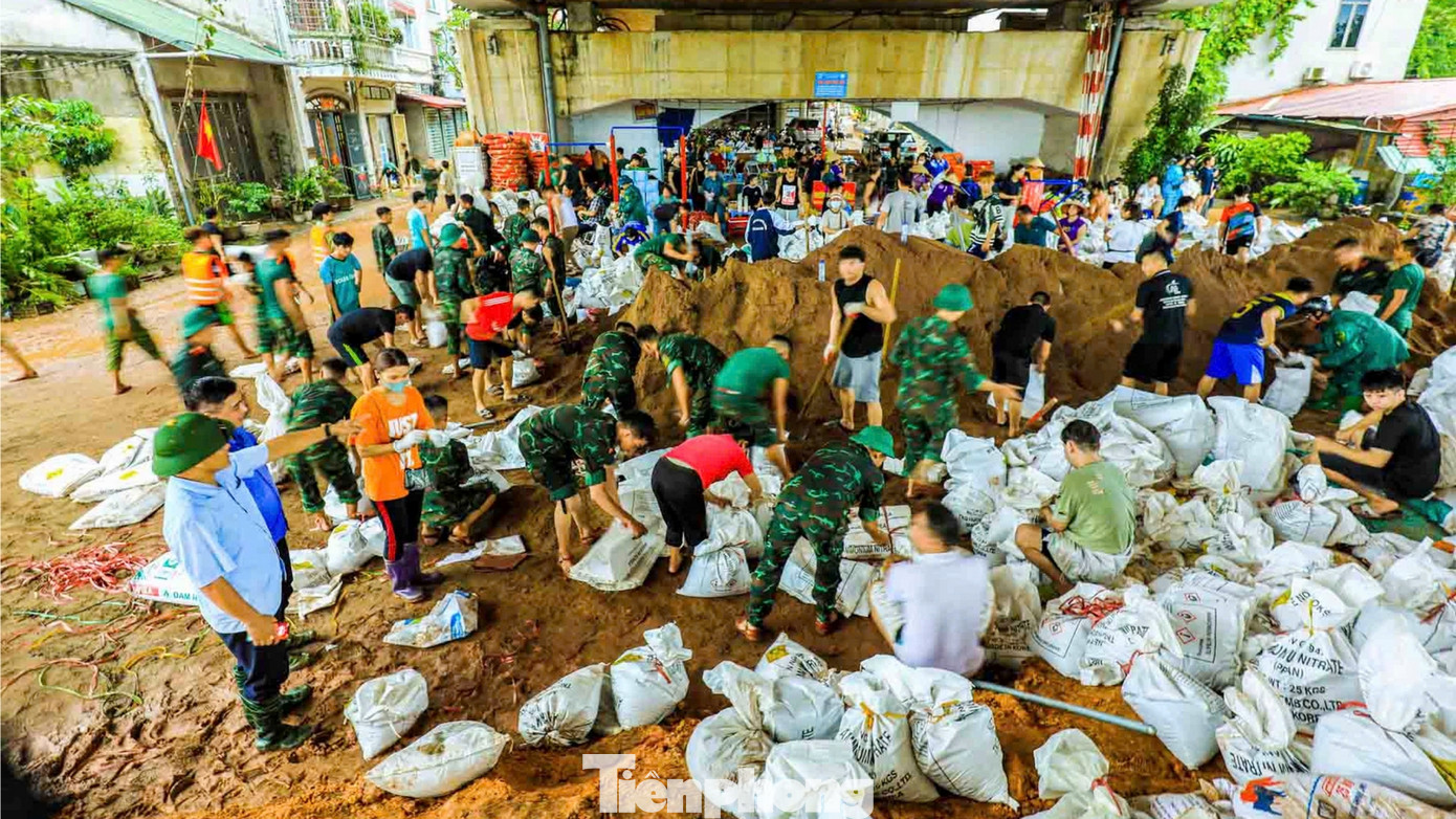 Những ngày qua, lực lượng quân đội, người dân đã tham gia gia cố đê sông Cầu để bảo vệ nội đô thành phố Thái Nguyên (tỉnh Thái Nguyên) trước nguy cơ lũ lụt. Ảnh: Trịnh Việt Hùng.