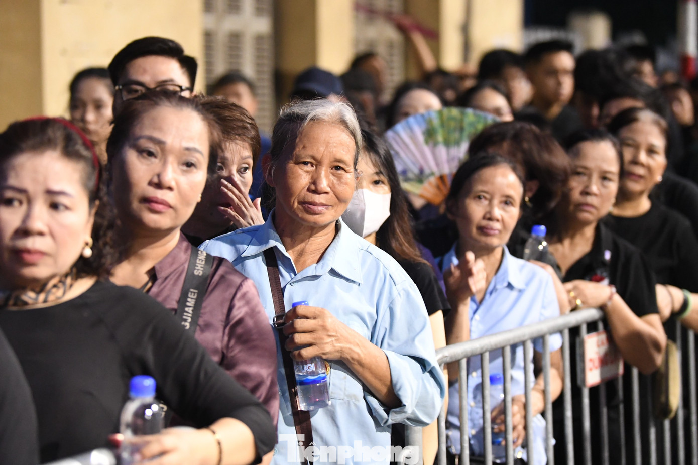 Bà Thanh và bà Lan trong dòng người xếp hàng chờ vào Nhà tang lễ Quốc gia viếng Tổng Bí thư Nguyễn Phú Trọng. (Ảnh: Dương Triều) Bà Thanh và bà Lan trong dòng người xếp hàng chờ vào Nhà tang lễ Quốc gia viếng Tổng Bí thư Nguyễn Phú Trọng. (Ảnh: Dương Triều)