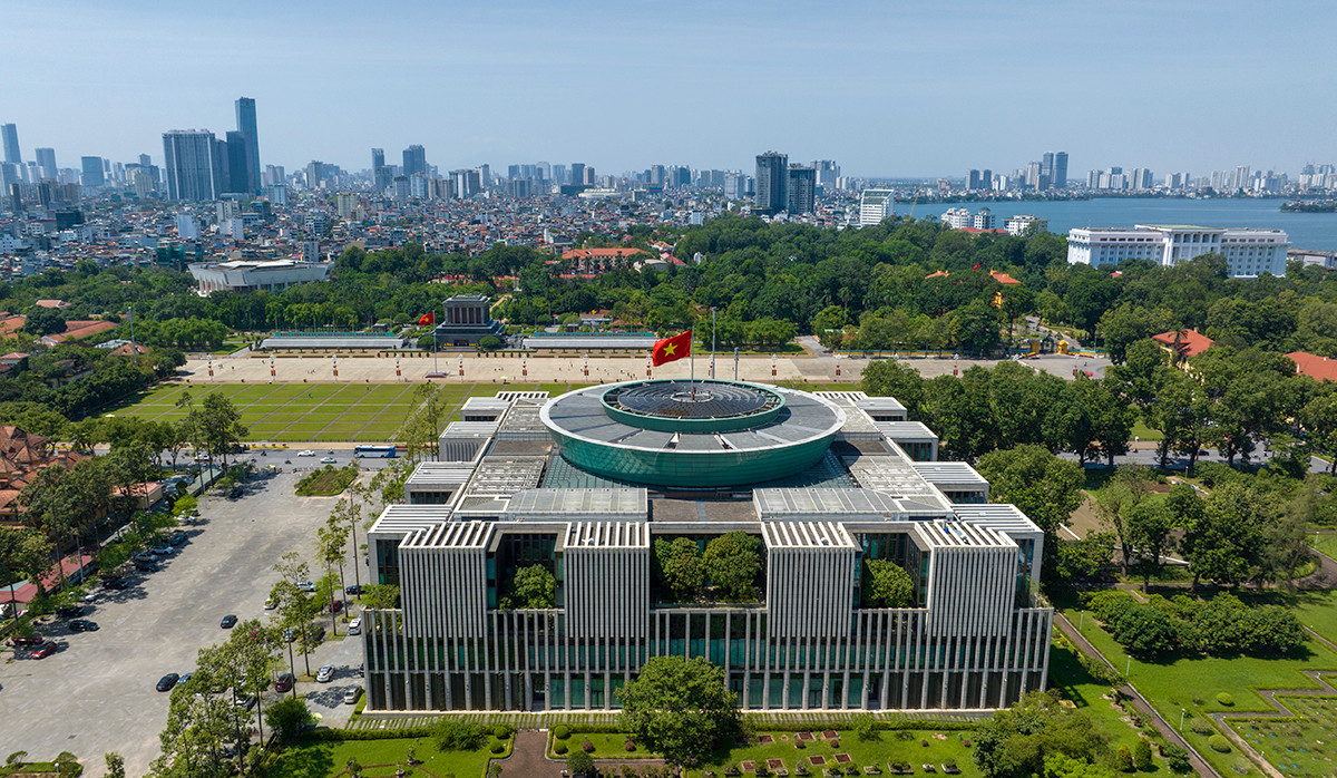 Trải qua chiều dài lịch sử, trong những năm qua, Hà Nội đang phát triển "vươn mình", xây dựng thành phố "văn hiến - văn minh - hiện đại".