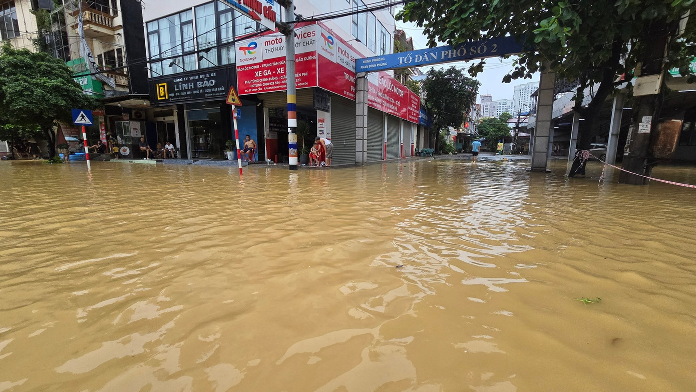 Sáng 10/9, theo ghi nhận của phóng viên Tiền Phong, tại một số khu vực ở thành phố Thái Nguyên, nước lũ đã rút so với cao điểm tối 9/9. Ảnh: Hoàng Mạnh Thắng Sáng 10/9, theo ghi nhận của phóng viên Tiền Phong, tại một số khu vực ở thành phố Thái Nguyên, nước lũ đã rút so với cao điểm tối 9/9. Ảnh: Hoàng Mạnh Thắng