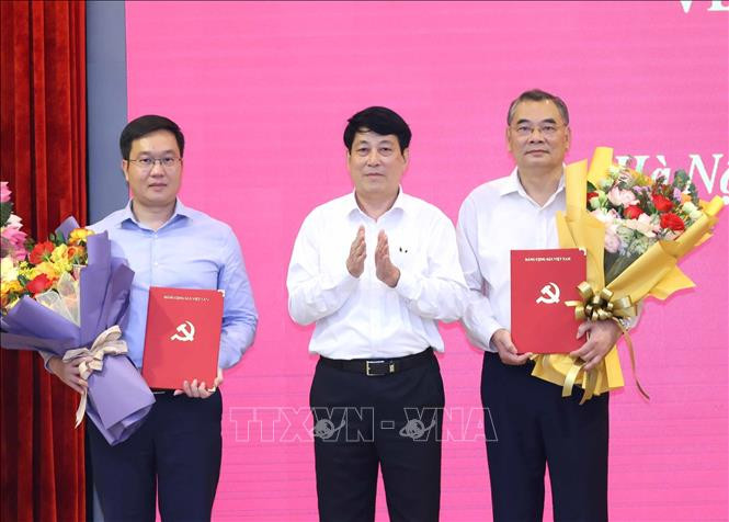 Thường trực Ban Bí thư Lương Cường trao Quyết định và tặng hoa cho Trung tướng Tô Ân Xô và Đại tá Trần Đăng Quỳnh (ngoài cùng bên trái).