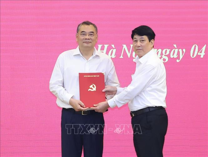 Thường trực Ban Bí thư Lương Cường trao quyết định bổ nhiệm Trợ lý, Phụ trách Văn phòng Tổng Bí thư cho Trung tướng Tô Ân Xô. Ảnh: TTXVN.
