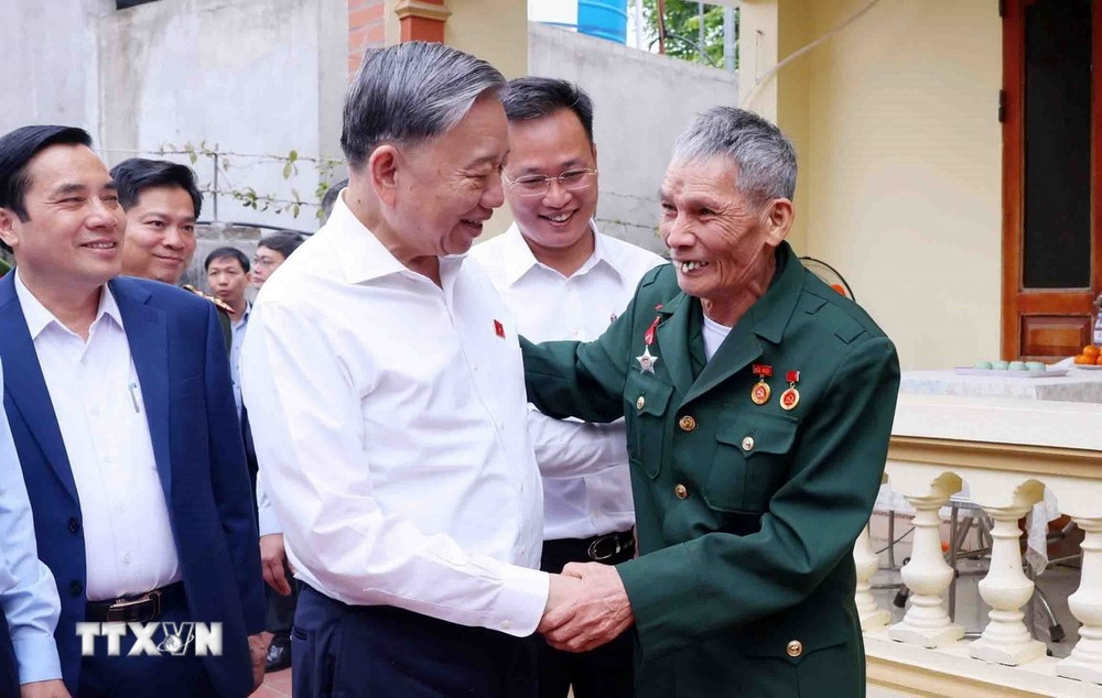 Tổng Bí thư Tô Lâm thăm, tặng quà gia đình ông Mai Văn Vĩnh (73 tuổi), ở thôn An Chiểu, xã Liên Phương, thành phố Hưng Yên - là thương binh 81%, 45 năm tuổi Đảng. Ảnh: TTXVN. Tổng Bí thư Tô Lâm thăm, tặng quà gia đình ông Mai Văn Vĩnh (73 tuổi), ở thôn An Chiểu, xã Liên Phương, thành phố Hưng Yên - là thương binh 81%, 45 năm tuổi Đảng. Ảnh: TTXVN.