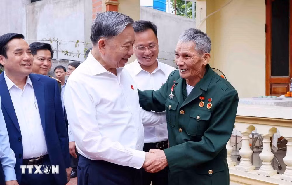 Tổng Bí thư Tô Lâm thăm, tặng quà gia đình ông Mai Văn Vĩnh (73 tuổi), ở thôn An Chiểu, xã Liên Phương, thành phố Hưng Yên - là thương binh 81%, 45 năm tuổi Đảng. Ảnh: TTXVN. Tổng Bí thư Tô Lâm thăm, tặng quà gia đình ông Mai Văn Vĩnh (73 tuổi), ở thôn An Chiểu, xã Liên Phương, thành phố Hưng Yên - là thương binh 81%, 45 năm tuổi Đảng. Ảnh: TTXVN.