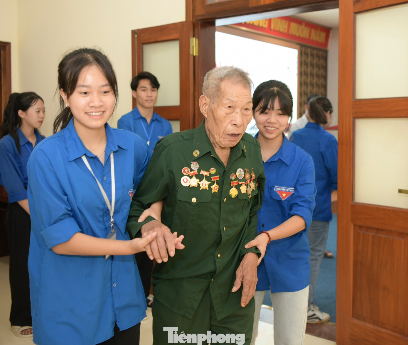 Theo Bí thư Huyện uỷ - Chủ tịch HĐND huyện Mường Ảng Nguyễn Tiến Đạt, trên địa bàn huyện còn 13 cựu chiến binh từng tham gia chiến dịch Điện Biên Phủ. Các cụ đều ở độ tuổi xưa nay hiếm, đã ngoài 90. Trong ảnh là một cựu chiến binh được các thanh niên tình nguyện hỗ trợ đến dự chương trình gặp mặt.