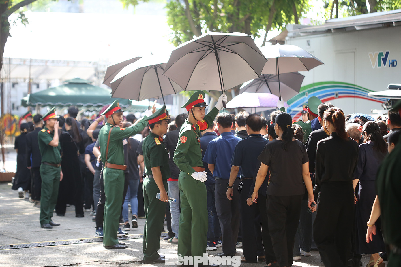 Cán bộ, chiến sĩ phục vụ Lễ tang che ô cho người dân vào viếng Tổng Bí thư Nguyễn Phú Trọng. Ảnh: Trường Phong. Cán bộ, chiến sĩ phục vụ Lễ tang che ô cho người dân vào viếng Tổng Bí thư Nguyễn Phú Trọng. Ảnh: Trường Phong.