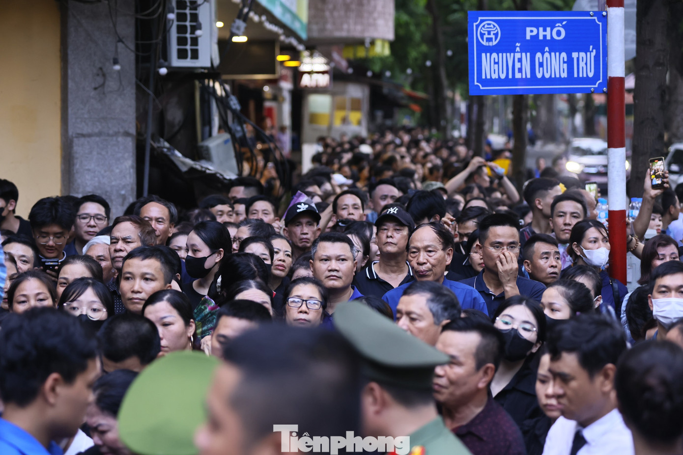 Dòng người xếp hàng chờ vào viếng Tổng Bí thư Nguyễn Phú Trọng. (Ảnh: Như Ý) Dòng người xếp hàng chờ vào viếng Tổng Bí thư Nguyễn Phú Trọng. (Ảnh: Như Ý)