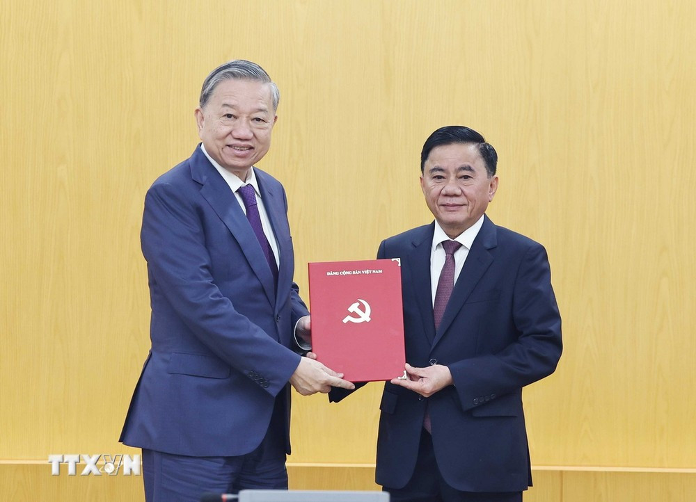 Tổng Bí thư Tô Lâm trao quyết định cho ông Trần Cẩm Tú. Ảnh: TTXVN.