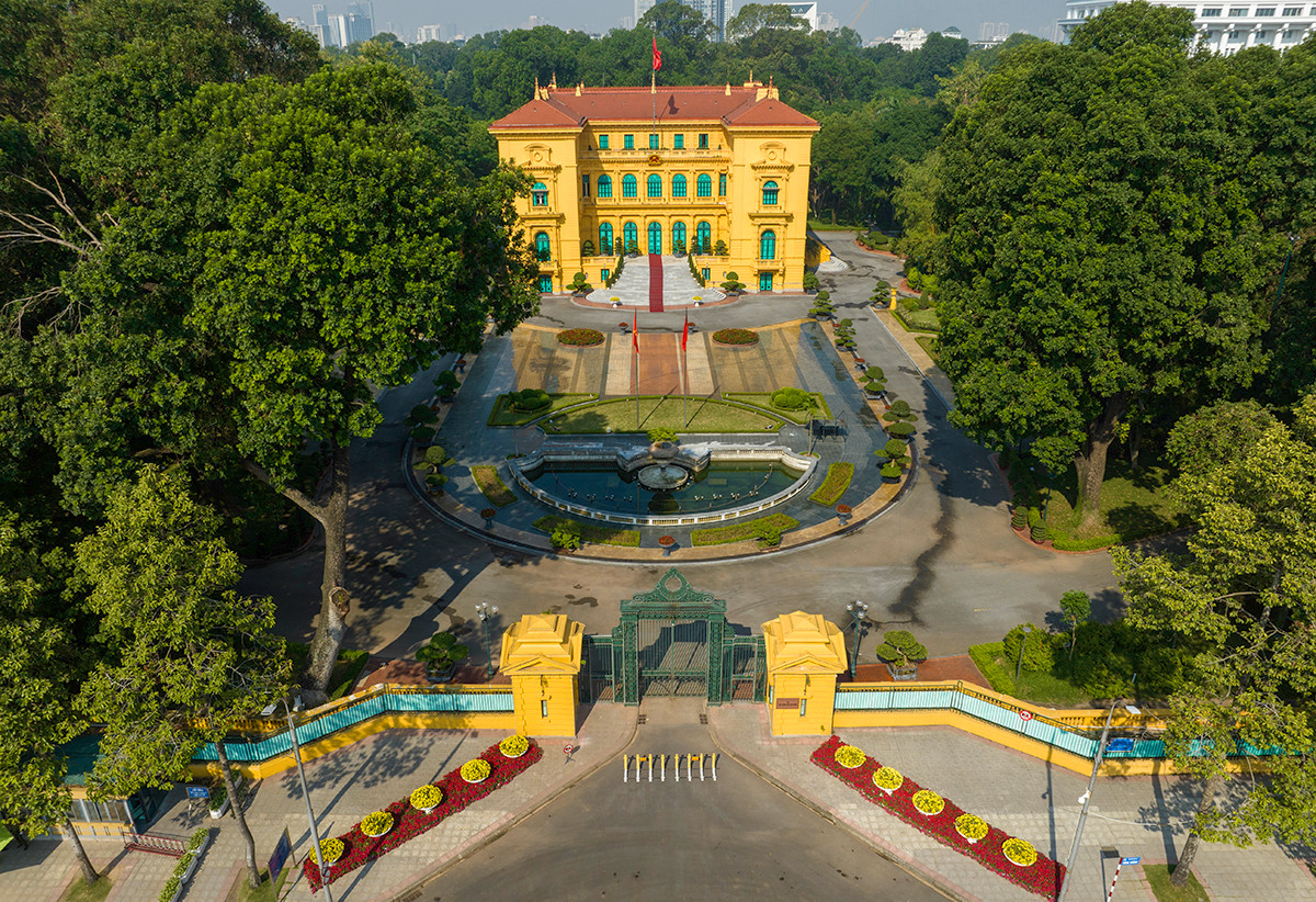 Trong ảnh là những công trình cổ, mang nhiều giá trị lịch sử: Toà nhà Văn phòng Chủ tịch nước, cầu Long Biên, Cột cờ Hà Nội.