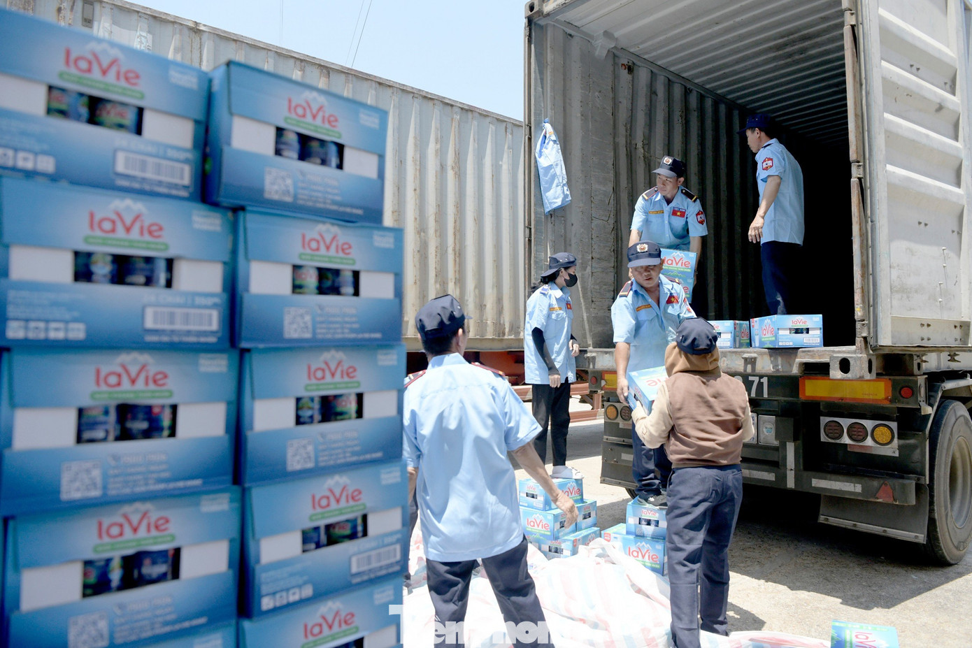 Nước đóng chai được vận chuyển đến địa điểm tập kết, sau đó sẽ được bố trí tại các điểm tiếp nước trên các cung đường chạy phục vụ các vận động viên.