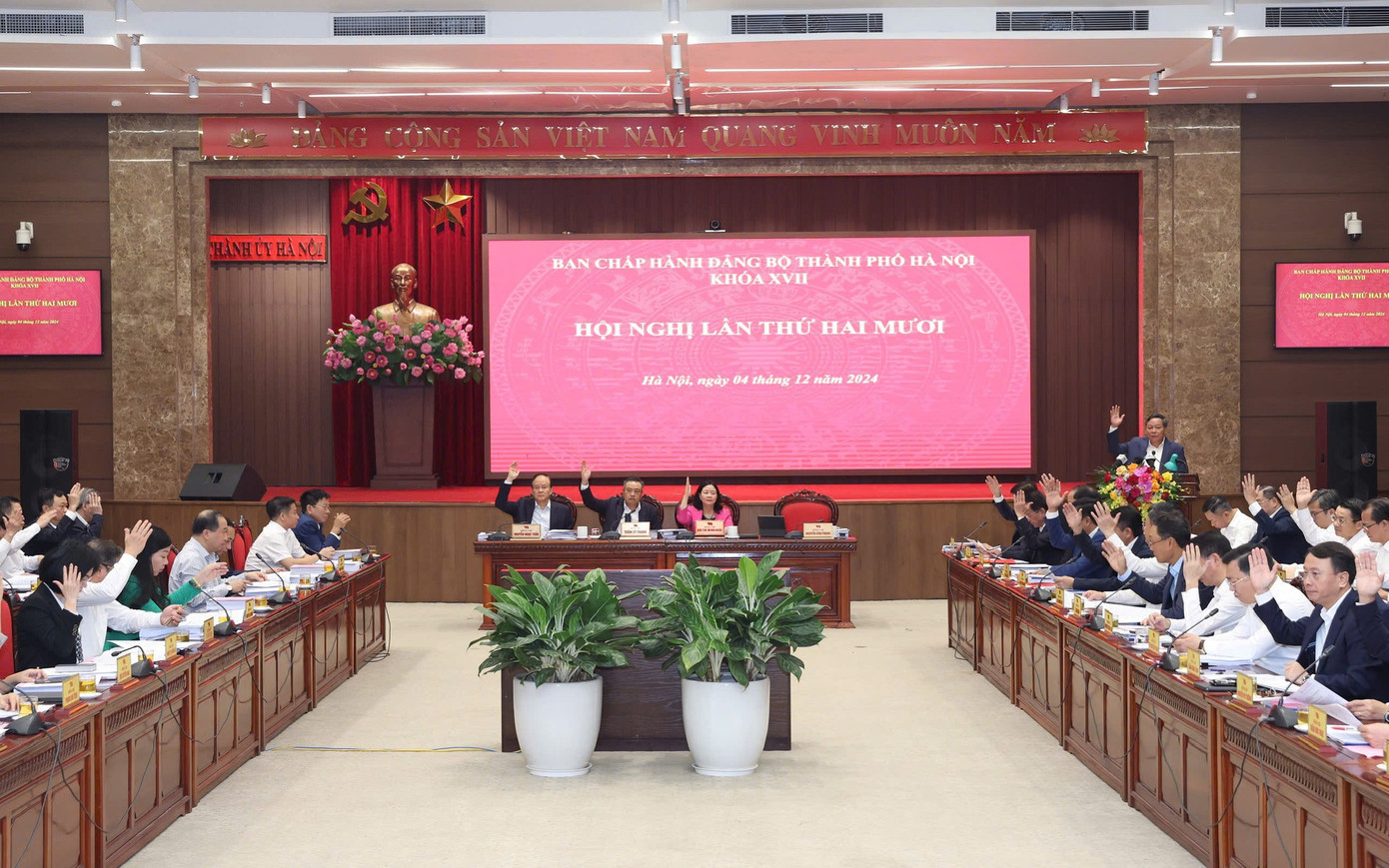 Hội nghị biểu quyết thông qua chương trình làm việc.