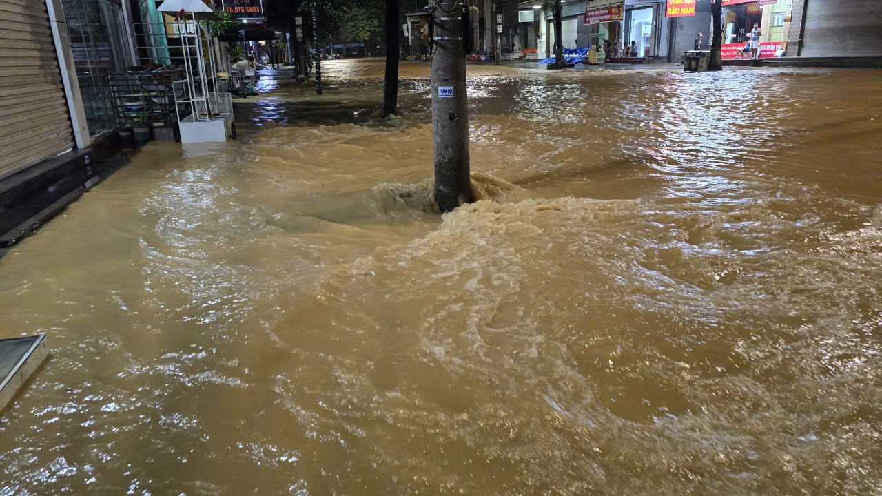 Càng về đêm, nước sông Cầu càng dâng cao, tiếp tục gây ảnh hưởng đến các khu vực dân cư ven sông Cầu (Thành phố Thái Nguyên). Đến nửa đêm, lực lượng chức năng vẫn tiếp tục nỗ lực cứu trợ những người bị ảnh hưởng bởi lũ lụt. Ảnh: Hoàng Mạnh Thắng