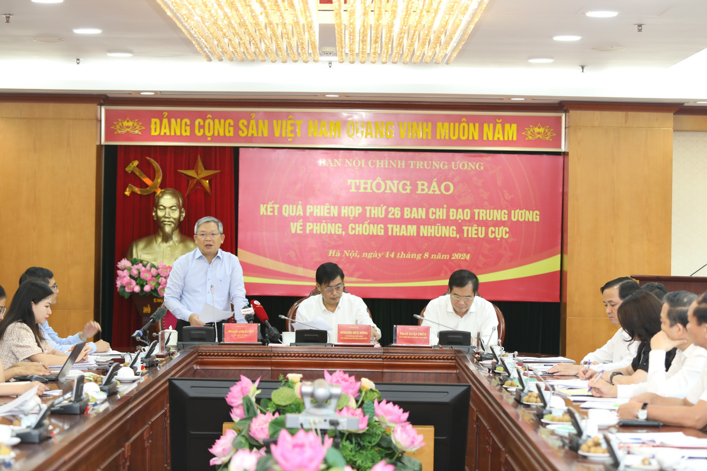 Thiếu tướng Hoàng Anh Tuyên trao đổi với phóng viên báo chí. Ảnh: PV.