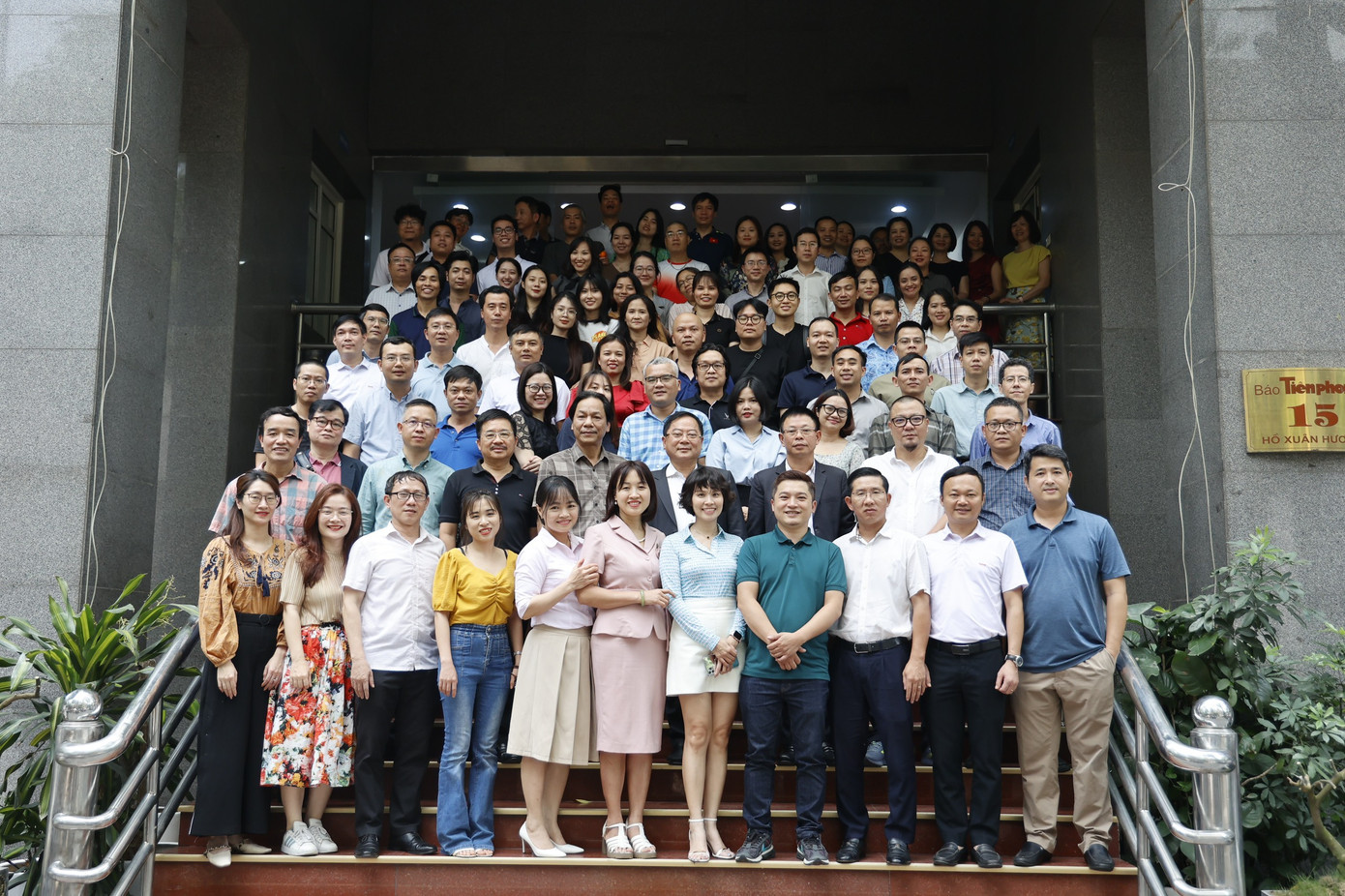 Các đại biểu, cán bộ, phóng viên, nhân viên Báo Tiền Phong chụp ảnh lưu niệm tại hội nghị. Ảnh: Như Ý.