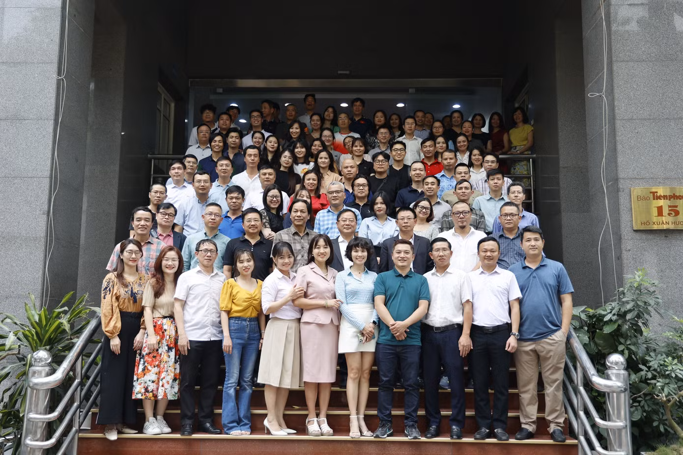 Các đại biểu, cán bộ, phóng viên, nhân viên Báo Tiền Phong chụp ảnh lưu niệm tại hội nghị. Ảnh: Như Ý.
