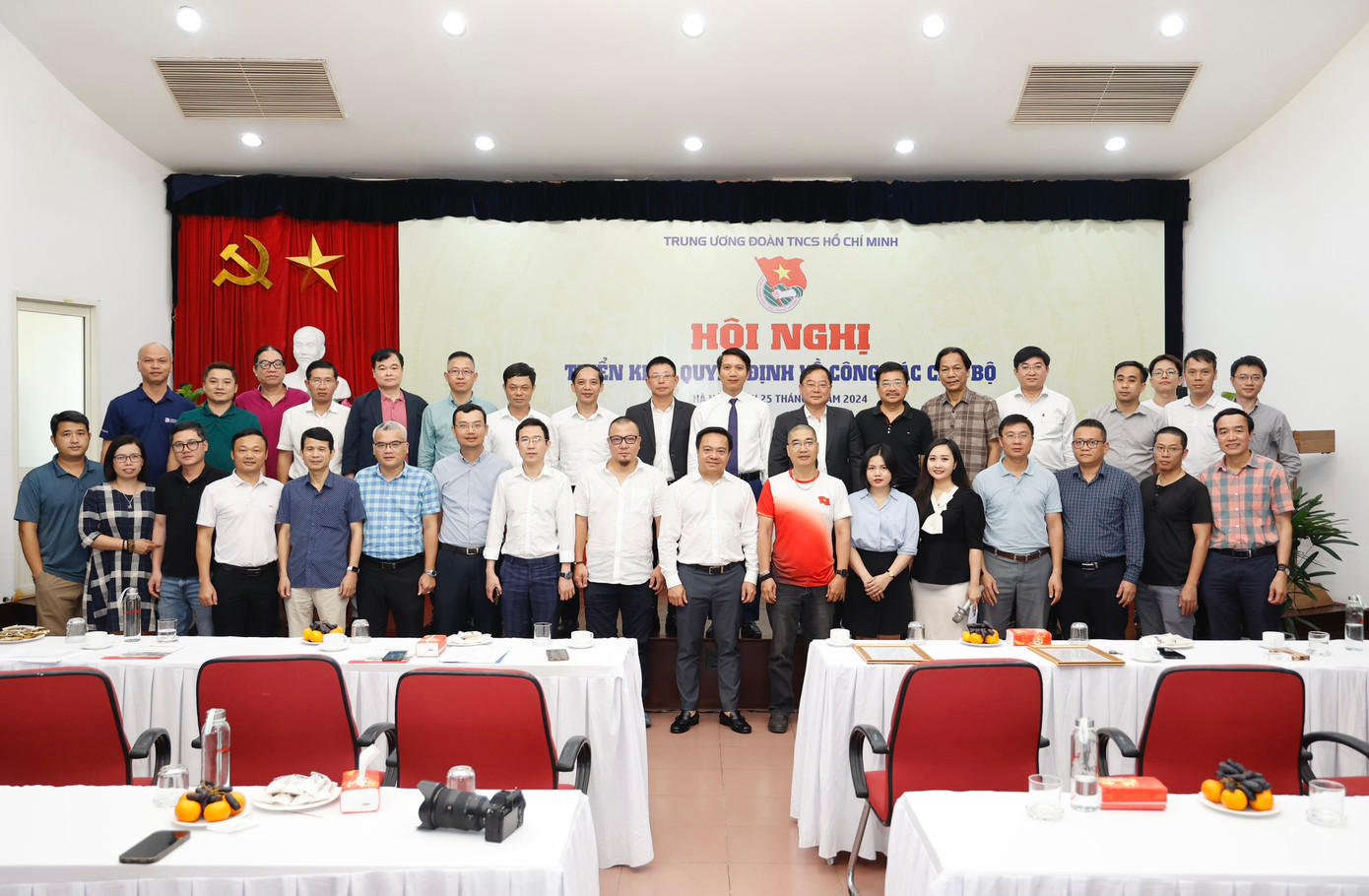 Các đại biểu, cán bộ, phóng viên, nhân viên Báo Tiền Phong chụp ảnh lưu niệm tại hội nghị. Ảnh: Như Ý.