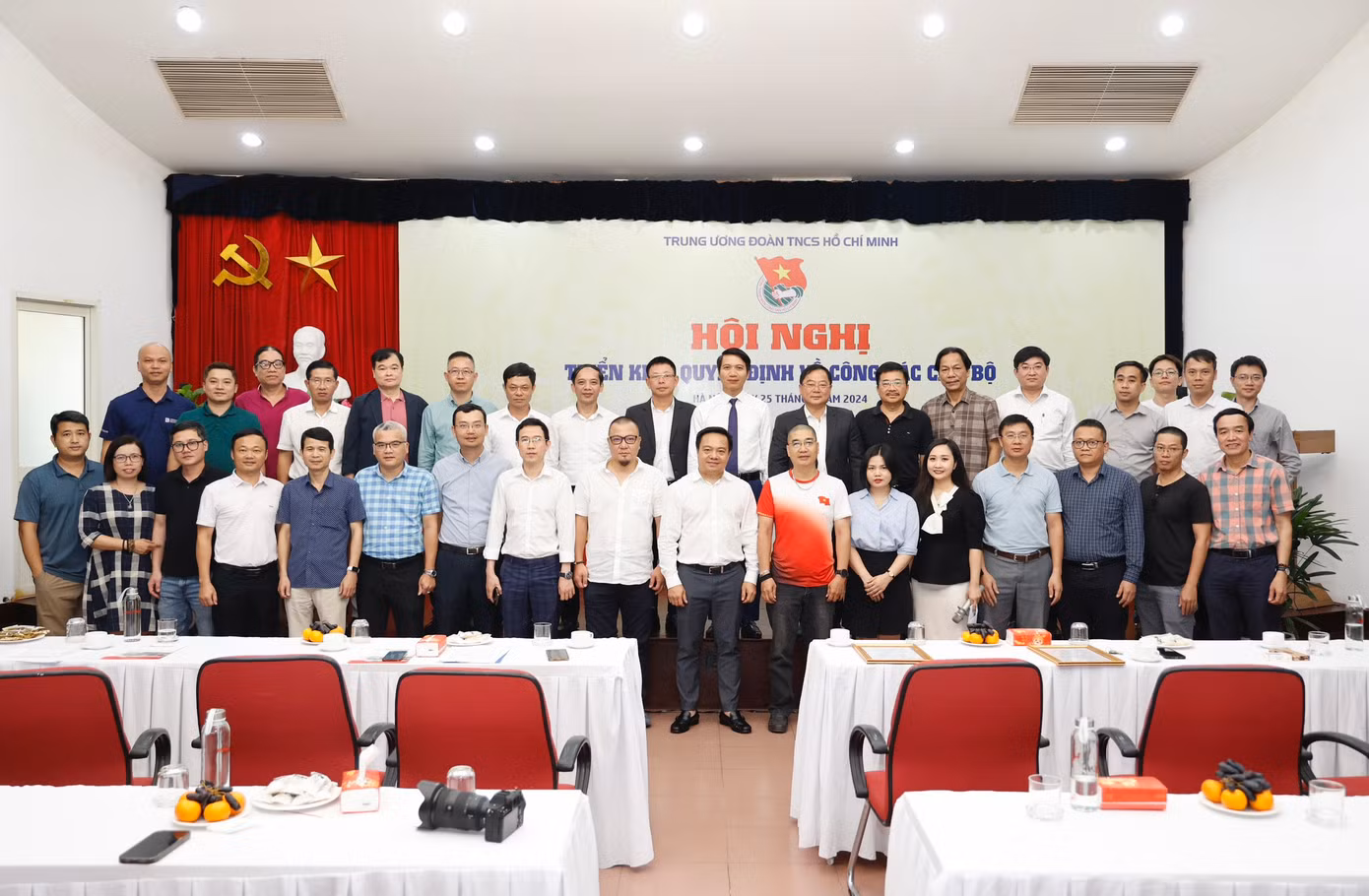 Các đại biểu, cán bộ, phóng viên, nhân viên Báo Tiền Phong chụp ảnh lưu niệm tại hội nghị. Ảnh: Như Ý.