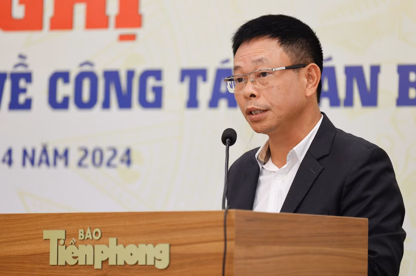 Nhà báo Phùng Công Sưởng phát biểu nhận nhiệm vụ tại hội nghị. Ảnh: Như Ý.
