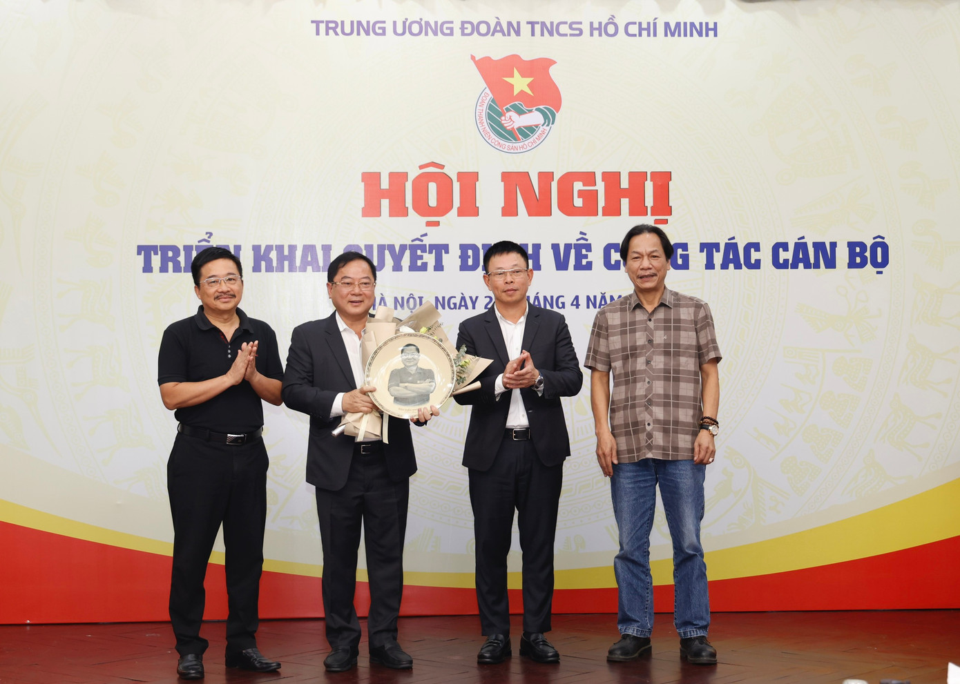 Các đại biểu, cán bộ, phóng viên, nhân viên Báo Tiền Phong chụp ảnh lưu niệm tại hội nghị. Ảnh: Như Ý.