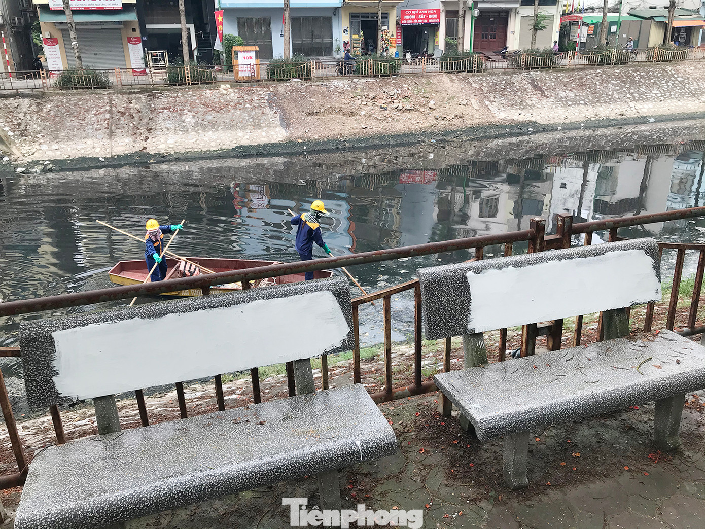 Những chiếc ghế đá đặt ven bờ sông Sét (phường Thịnh Liệt, Hoàng Mai, Hà Nội) được sơn màu trắng che đi quảng cáo web cờ bạc trước đó. Ảnh: Trường Phong Những chiếc ghế đá đặt ven bờ sông Sét (phường Thịnh Liệt, Hoàng Mai, Hà Nội) được sơn màu trắng che đi quảng cáo web cờ bạc trước đó. Ảnh: Trường Phong