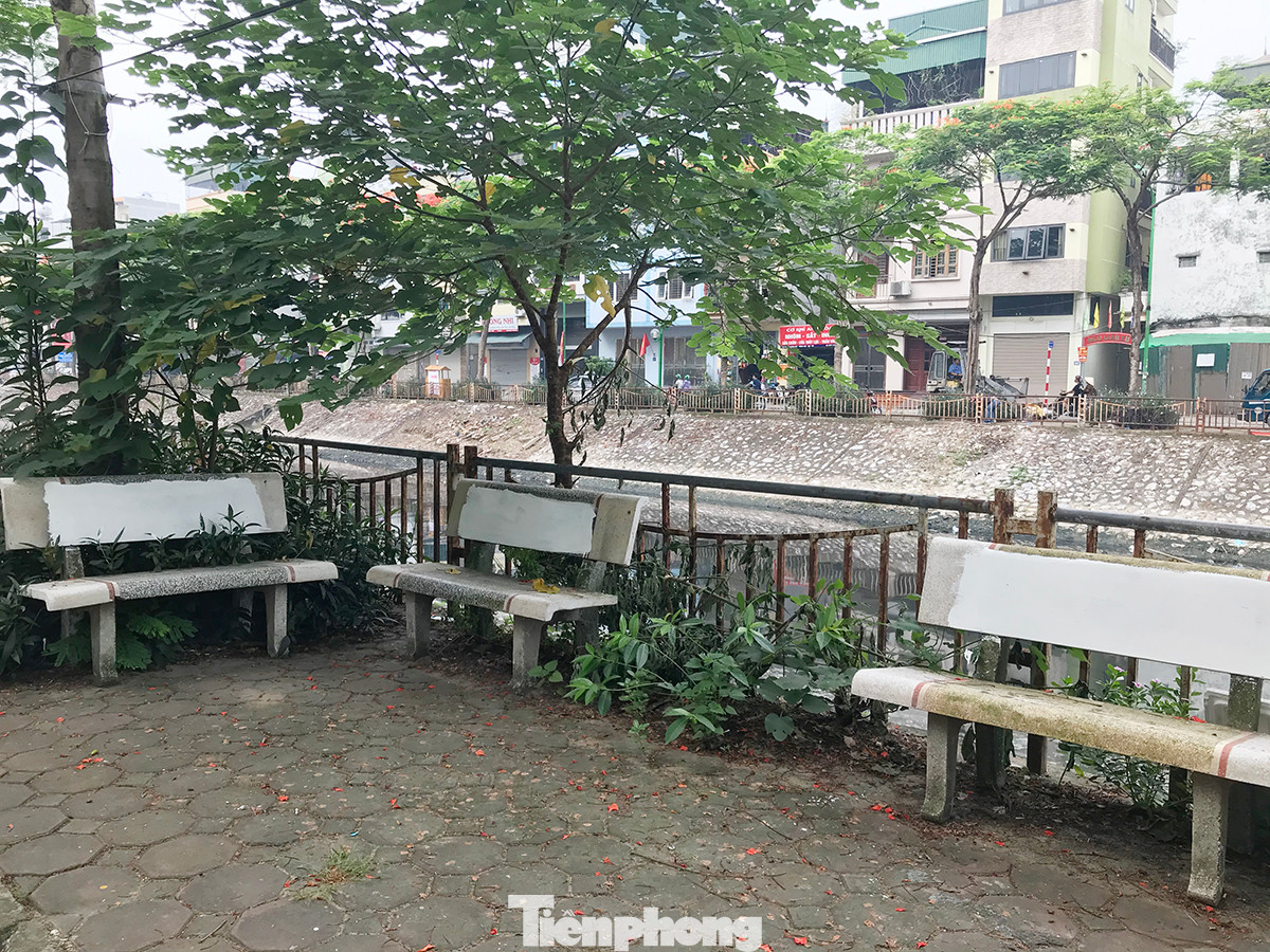 Những thông tin quảng cáo web cờ bạc trên ghế đá bị sơn màu trắng đè lên. Ảnh: Trường Phong Những thông tin quảng cáo web cờ bạc trên ghế đá bị sơn màu trắng đè lên. Ảnh: Trường Phong