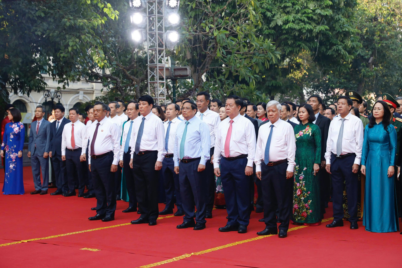 Thủ tướng Phạm Minh Chính và các đại biểu dâng hương trước Tượng đài Vua Lý Thái Tổ. Ảnh: PV. Thủ tướng Phạm Minh Chính và các đại biểu dâng hương trước Tượng đài Vua Lý Thái Tổ. Ảnh: PV.