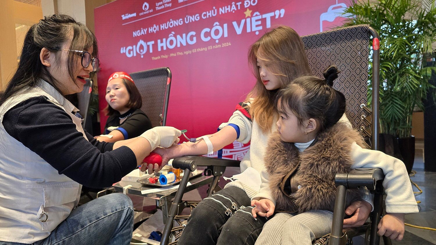 Đông đảo người dân Phú Thọ hiến máu tại sự kiện "Giọt hồng cội Việt". Ảnh: Hoàng Mạnh Thắng. Đông đảo người dân Phú Thọ hiến máu tại sự kiện "Giọt hồng cội Việt". Ảnh: Hoàng Mạnh Thắng.