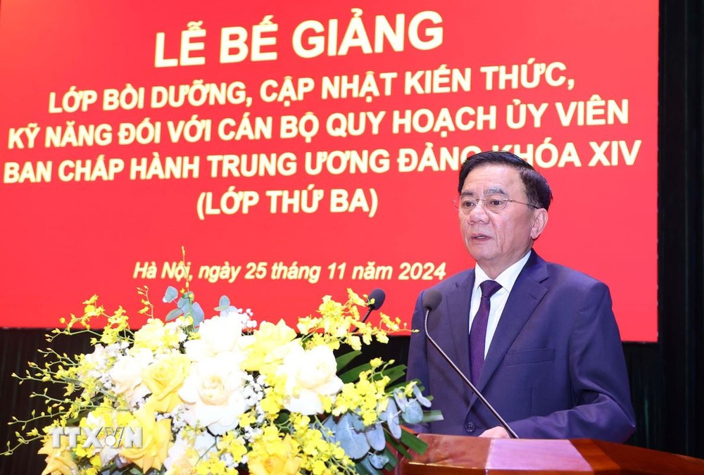 Thường trực Ban Bí thư, Chủ nhiệm Ủy ban Kiểm tra Trung ương Trần Cẩm Tú phát biểu tại Lễ bế giảng lớp bồi dưỡng. Ảnh: TTXVN.