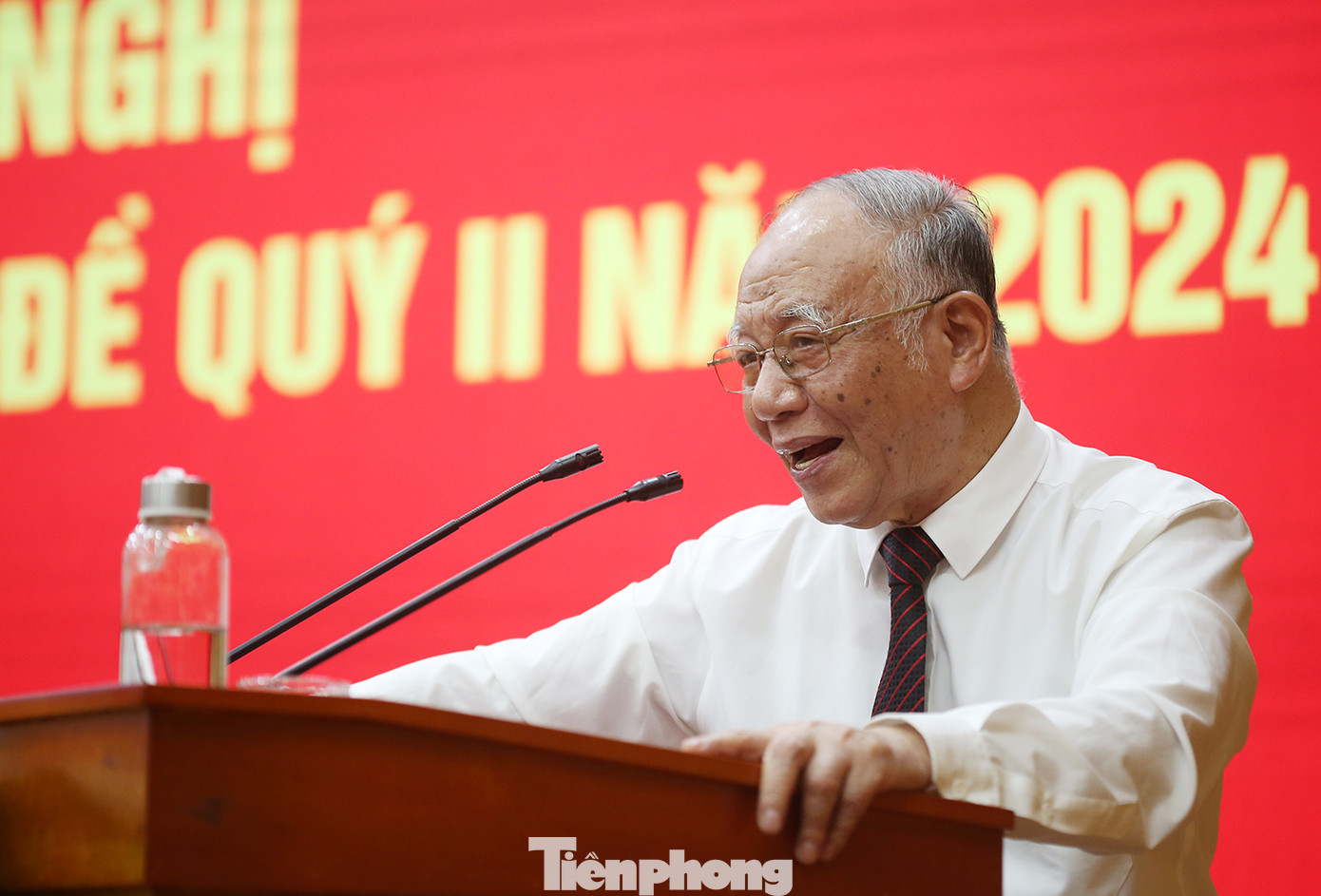 GS.TS Hoàng Chí Bảo trao đổi tại hội nghị. Ảnh: Trường Phong.