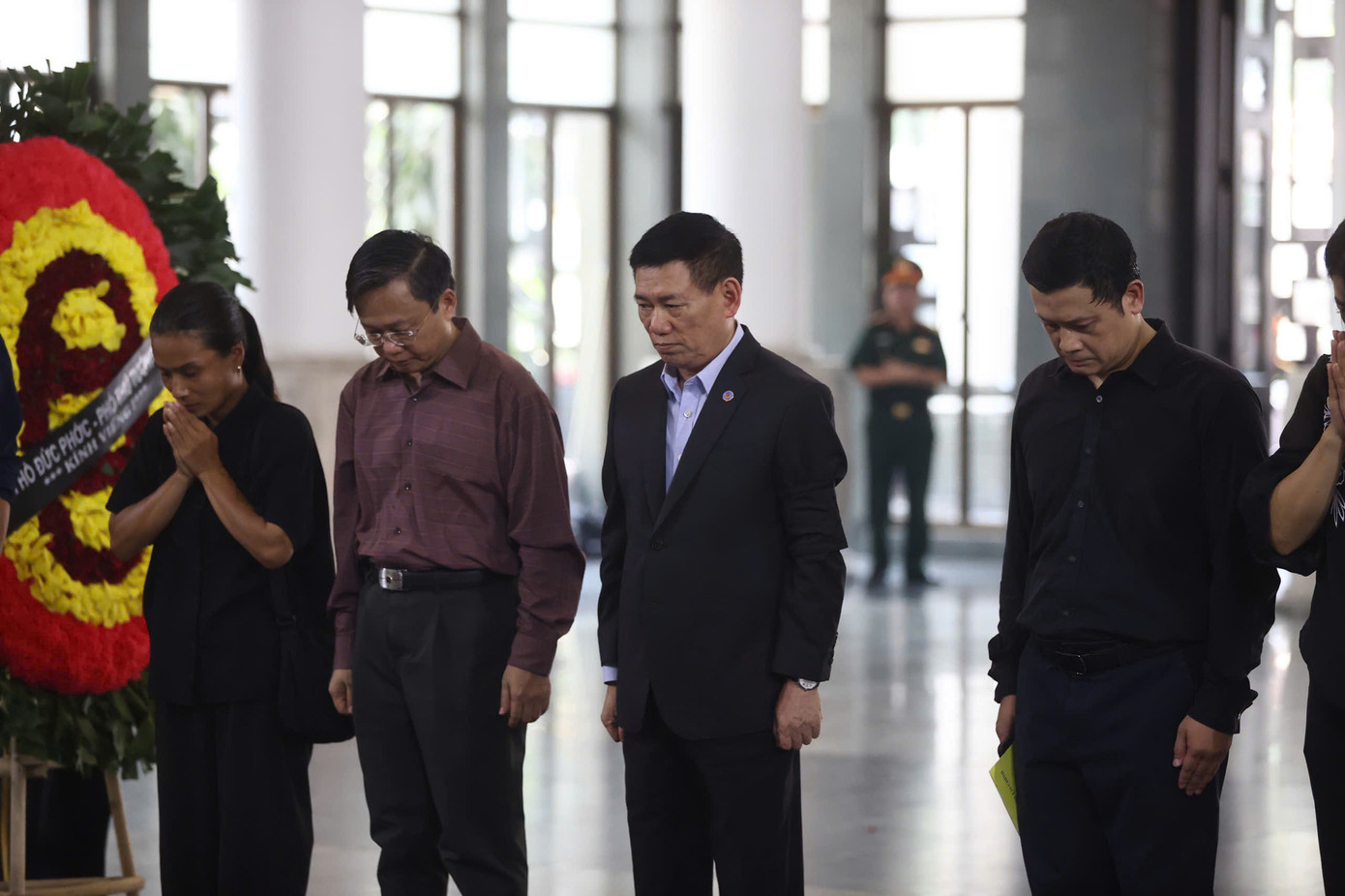 Phó Thủ tướng Chính phủ Trần Hồng Hà, Hồ Đức Phớc thắp hương kính viếng PGS Đặng Bích Hà.