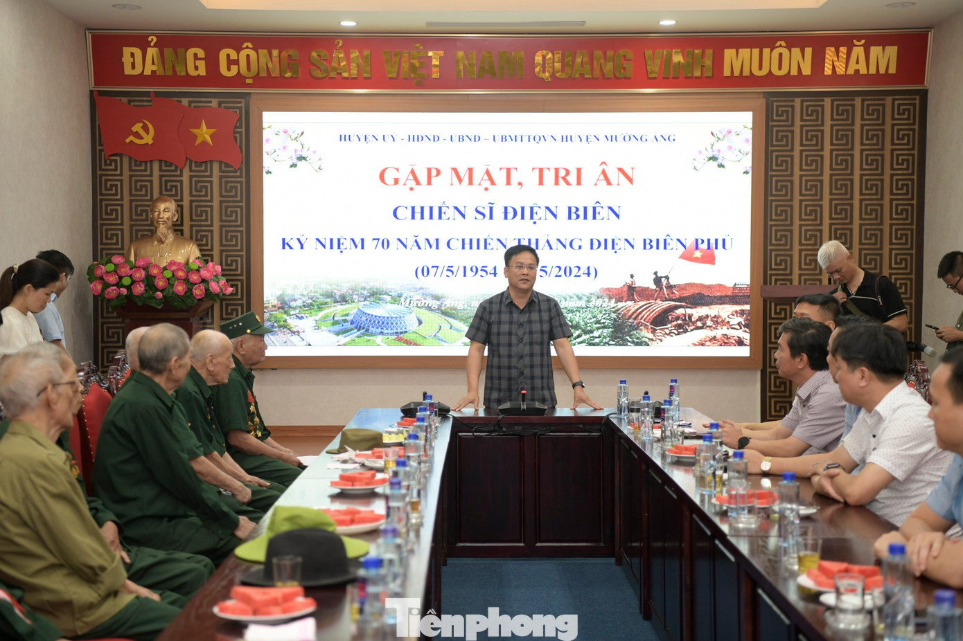 Bí thư Huyện uỷ Mường Ảng Nguyễn Tiến Đạt cũng gửi lời hỏi thăm sức khoẻ, động viên tinh thần của Bí thư Tỉnh uỷ Điện Biên Trần Quốc Cường tới các cựu chiến binh. Ông Đạt thông tin, dịp này, các cơ quan, ban, ngành của T.Ư, tỉnh Điện Biên luôn dành sự tri ân sâu sắc tới những công lao của thế hệ các cựu chiến binh đã làm nên chiến thắng Điện Biên Phủ năm xưa; đồng thời xin hứa sẽ phát huy hết khả năng để đưa vùng đất Mường Ảng tiếp tục phát triển đi lên.