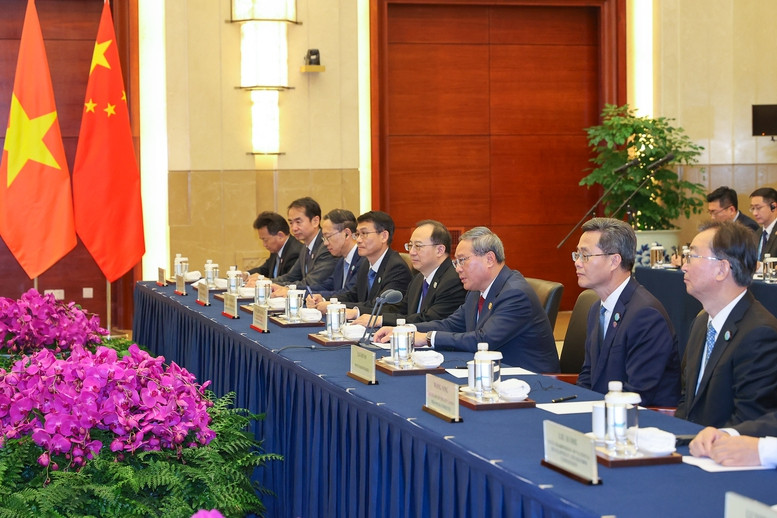 Thủ tướng Chính phủ Phạm Minh Chính hội đàm với Thủ tướng Quốc vụ viện Trung Quốc Lý Cường. Ảnh: Nhật Bắc.