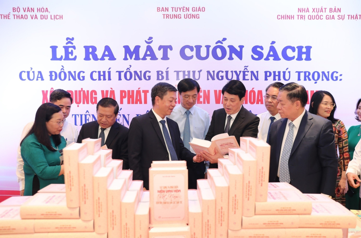 Các đại biểu tại buổi lễ ra mắt cuốn sách "Xây dựng và phát triển nền văn hóa Việt Nam tiên tiến, đậm đà bản sắc dân tộc" của đồng chí Tổng Bí thư Nguyễn Phú Trọng.