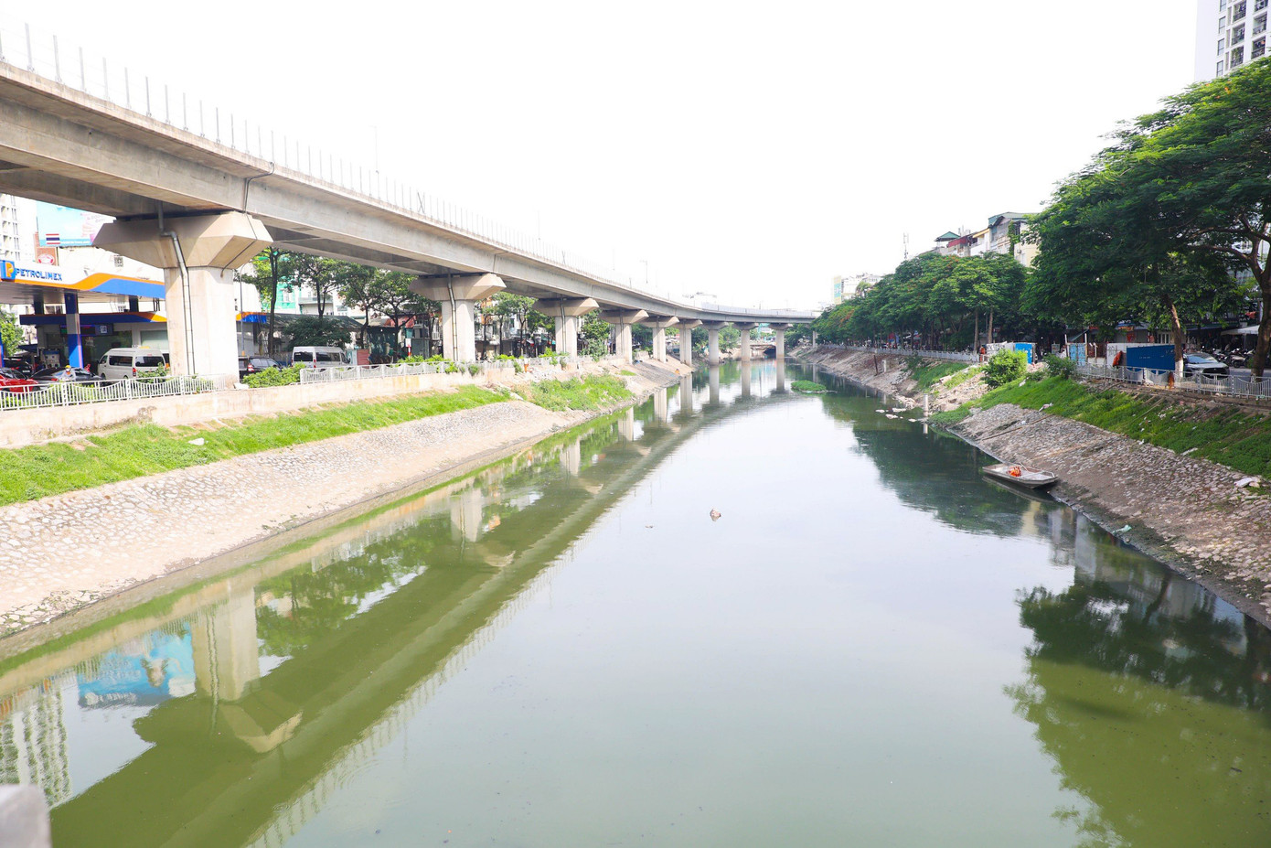 Hai bên sông Tô Lịch hiện vẫn đang triển khai thực hiện các công trình thu gom nước thải trong Dự án Nhà máy xử lý nước thải Yên Xá - nhằm thu gom toàn bộ nước thải khu vực dân cư dọc sông để đưa về xử lý tại nhà máy, giảm bớt ô nhiễm cho sông Tô Lịch. Ảnh: Nguyễn Trọng Tài.