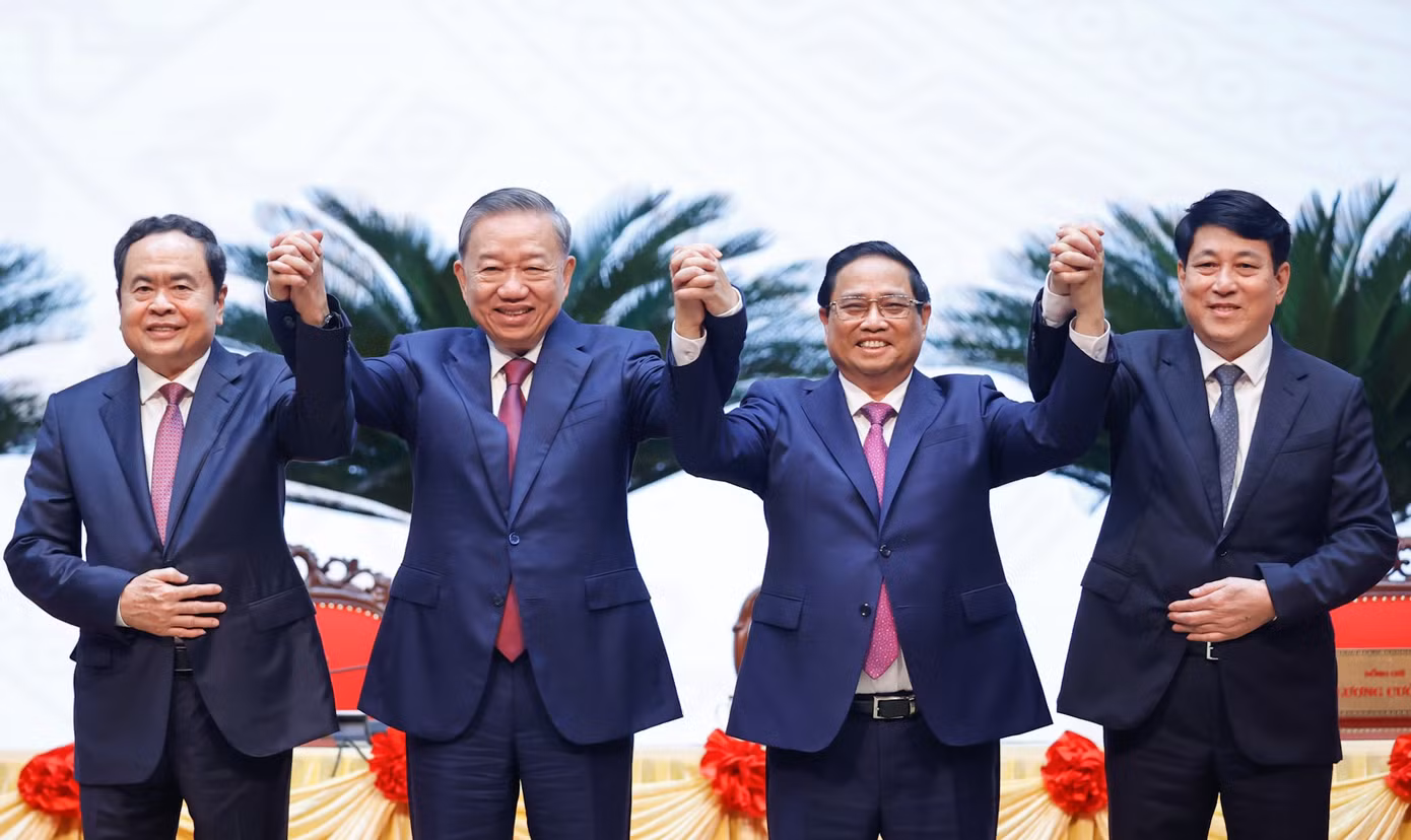 Thủ tướng Chính phủ Phạm Minh Chính, Chủ tịch Quốc hội Trần Thanh Mẫn, Thường trực Ban Bí thư Lương Cường chúc mừng Tổng Bí thư, Chủ tịch nước Tô Lâm. Ảnh: TTXVN.