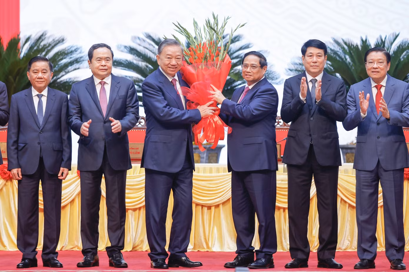 Lãnh đạo Đảng, Nhà nước chúc mừng đồng chí Tô Lâm. Ảnh: TTXVN.
