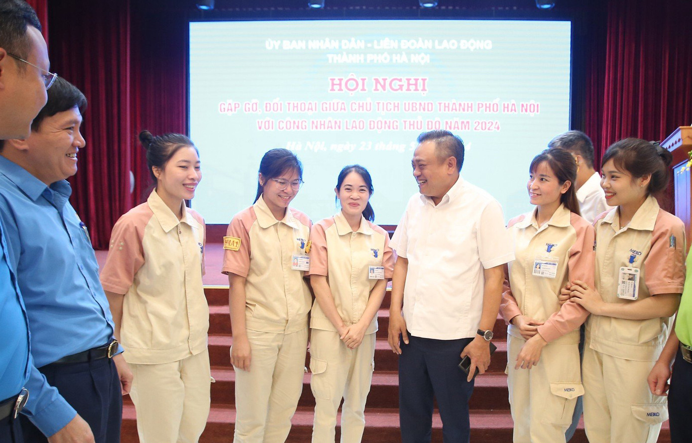 Chủ tịch UBND thành phố Hà Nội Trần Sỹ Thanh trò chuyện với công nhân lao động Thủ đô. Ảnh: Viết Thành.