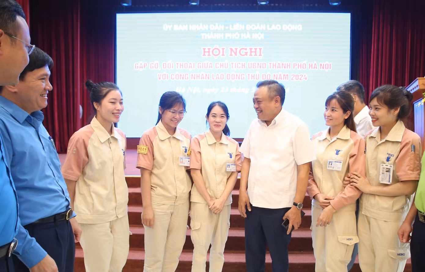 Chủ tịch UBND thành phố Hà Nội Trần Sỹ Thanh trò chuyện với công nhân lao động Thủ đô. Ảnh: Viết Thành.
