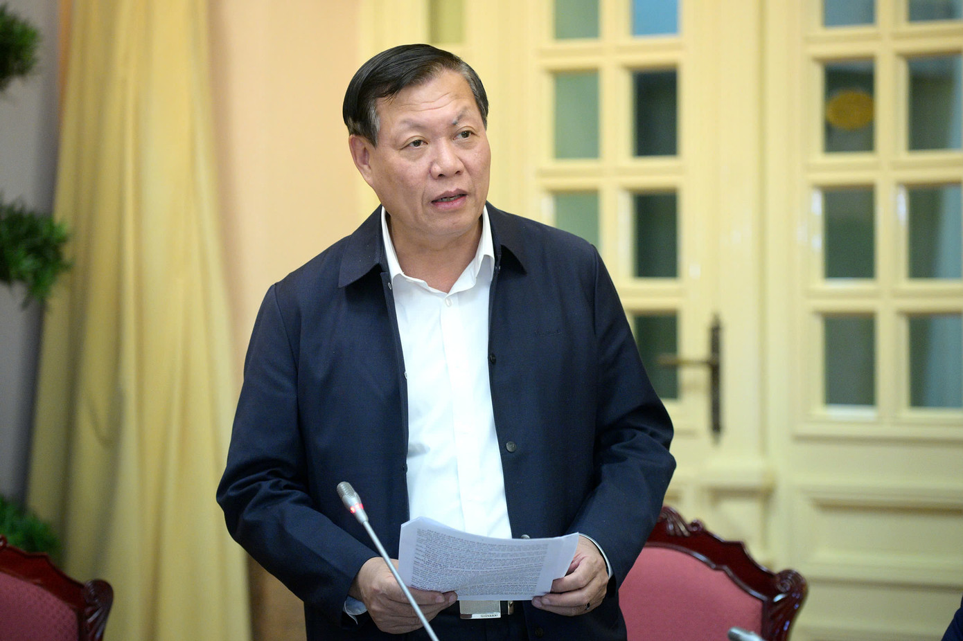 Thứ trưởng Bộ Y tế Đỗ Xuân Tuyên trao đổi tại họp báo. Ảnh: PV.