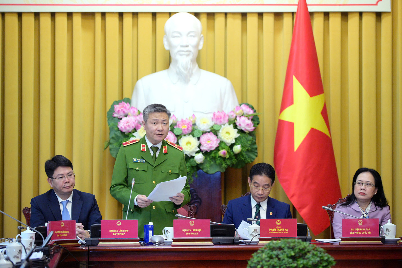 Thiếu tướng Nguyễn Ngọc Lâm - Thứ trưởng Bộ Công an trao đổi tại họp báo. Ảnh: PV.